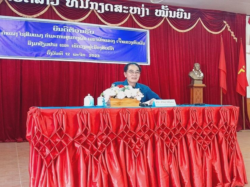 ເຈົ້າແຂວງຫົວພັນໂອ້ລົມ ພະນັກງານຫຼັກແຫຼ່ງຂອງເມືອງສົບເບົາ