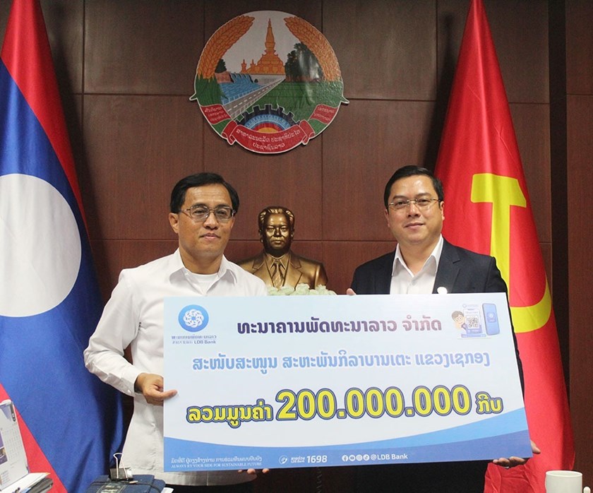 ທພລ ສາຂາແຂວງເຊກອງ ມອບເງິນສະໜັບສະໜູນສະຫະພັນບານເຕະແຂວງເຊກອງ