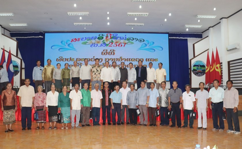 ເຈົ້າແຂວງເຊກອງ ພົບປະ ແລະ ອວຍພອນອະດີດການນຳແຂວງໃນໂອກາດປີໃໝ່