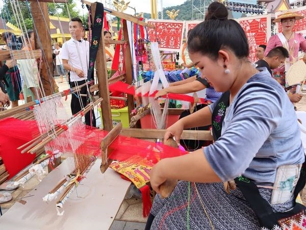 ເຂດ​ປົກຄອງ​ຕົນ​ເອງ​ເຜົ່າ​ລື້ ເຜົ່າຈິງໂພ ເຕີຫົງ​ແຂວງ​ຢູນນານ ​ໃນນາມມະຍົດວ່າ ບ້ານ​ເກີດຂອງ​ນົກ​ຍູງ