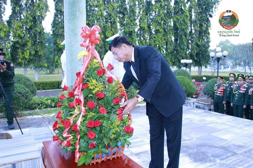 ການນຳແຂວງວຽງຈັນ ວາງພວງມາລາ ແລະ ກະຕ່າດອກໄມ້ ເນື່ອງໃນວັນຊາດ 