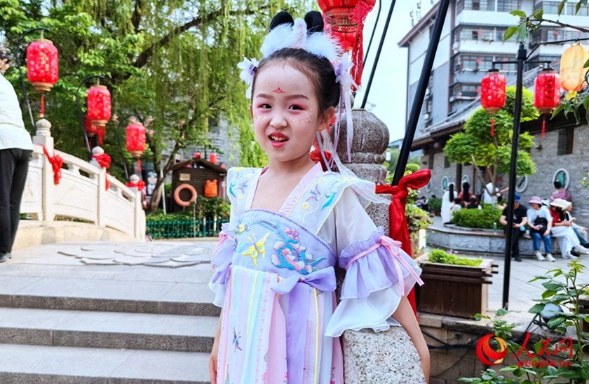 ຊຸດຈີນແບບໃໝ່ ພັດທະນາເຄື່ອງນຸ່ງຂອງຖື ຂະຫຍາຍໄປສູ່ຂົງເຂດອື່ນໆ