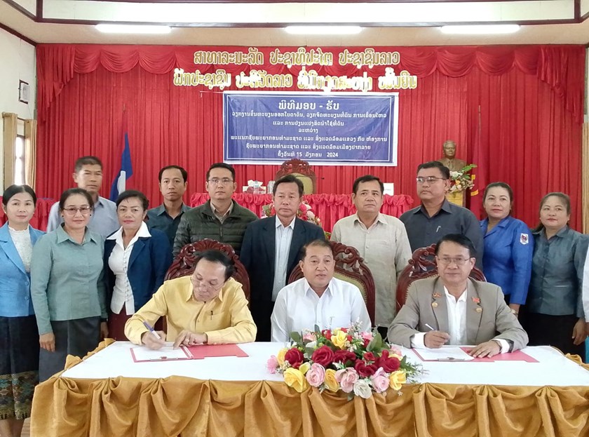 ມອບ-ຮັບ ວຽກຂຶ້ນທະບຽນອອກໃບຕາດິນ ແລະ ການປ່ຽນແປງສິດນໍາໃຊ້ທີ່ດິນ