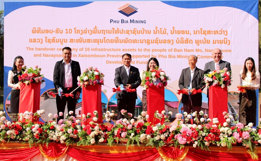 ພູເບ້ຍມາຍນິງ ມອບ 10 ໂຄງການປັບປຸງໂຄງລ່າງພື້ນຖານໃຫ້ປະຊາຊົນ 3 ບ້ານໃນແຂວງໄຊສົມບູນ