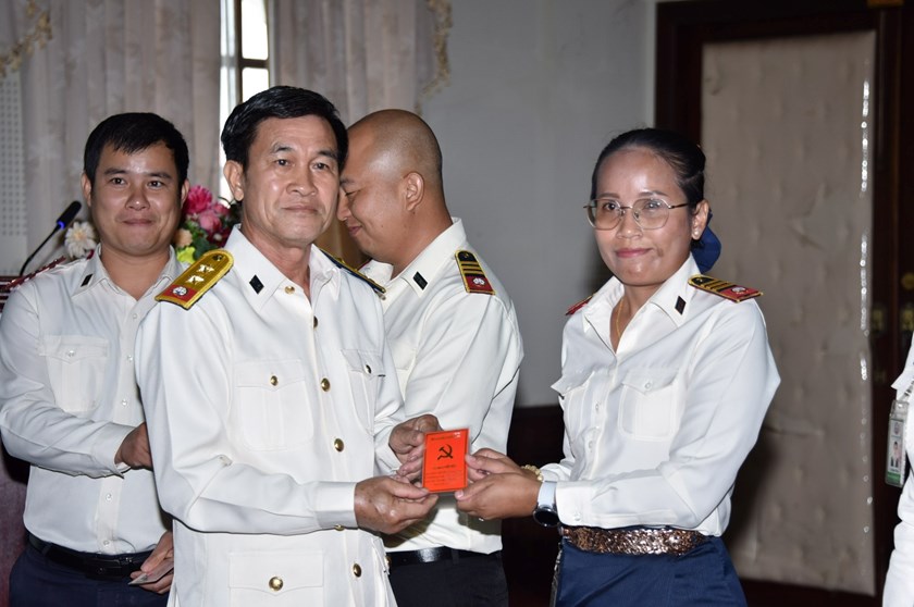 ອົງການກວດສອບແຫ່ງລັດມອບໃບຢັ້ງຢືນໜ່ວຍພັກປອດໃສເຂັ້ມແຂງ ແລະ ໜັກແໜ້ນ ພ້ອມມອບບັດໃຫ້ສະມາຊິກພັກສົມບູນ 