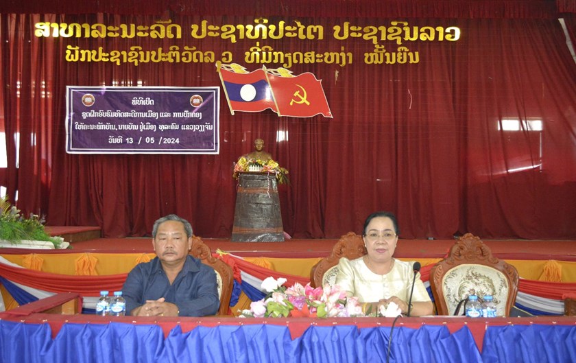 ເມືອງທຸລະຄົມ ເປີດຊຸດຝຶກອົບຮົມທິດສະດີການເມືອງ ແລະ ການປົກຄອງໄລຍະສັ້ນ ໃຫ້ແກ່ຄະນະພັກບ້ານ-ນາຍບ້ານ