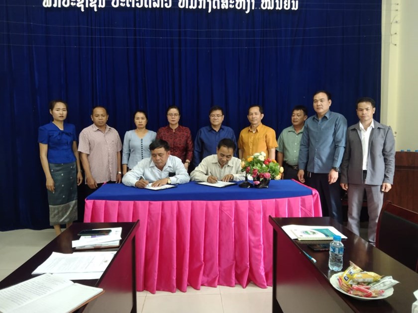 ເຊັນສັນຍາໂຄງການສົ່ງເສີມປູກໝາກນໍ້າມັນເຄືອຢູ່ເມືອງຫຼວງນໍ້າທາ 