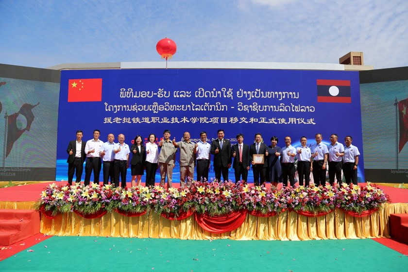 ຈະພະຍາຍາມຖ່າຍທອດຄວາມຮູ້ ທັງໝົດໃຫ້ແກ່ນັກຮຽນຈົນສຸດຄວາມສາມາດ