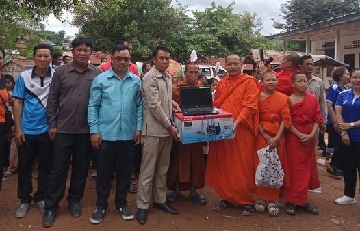 ມອບ-ຮັບ ເຄື່ອງນຸ່ງ ແລະ ອຸປະກອນສຶກສາ