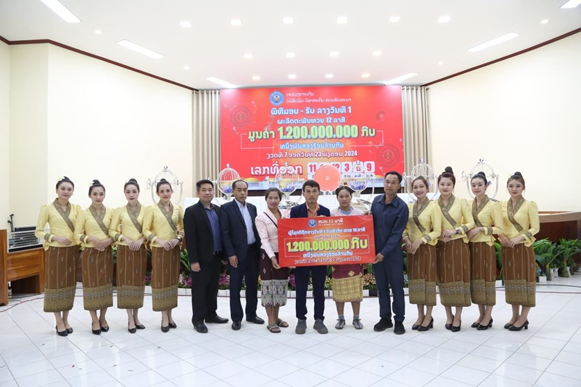 ມອບເງິນລາງວັນ ໃຫ້ຜູ້ໂຊກດີຖືກຫວຍອິນຊີ ເລກ 6ລາສີ 