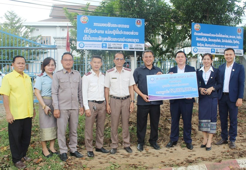 ທພລ ມອບ-ຮັບປ້າຍລະດົມການຊໍາລະພັນທະອາກອນຜ່ານລະບົບທະນາຄານ