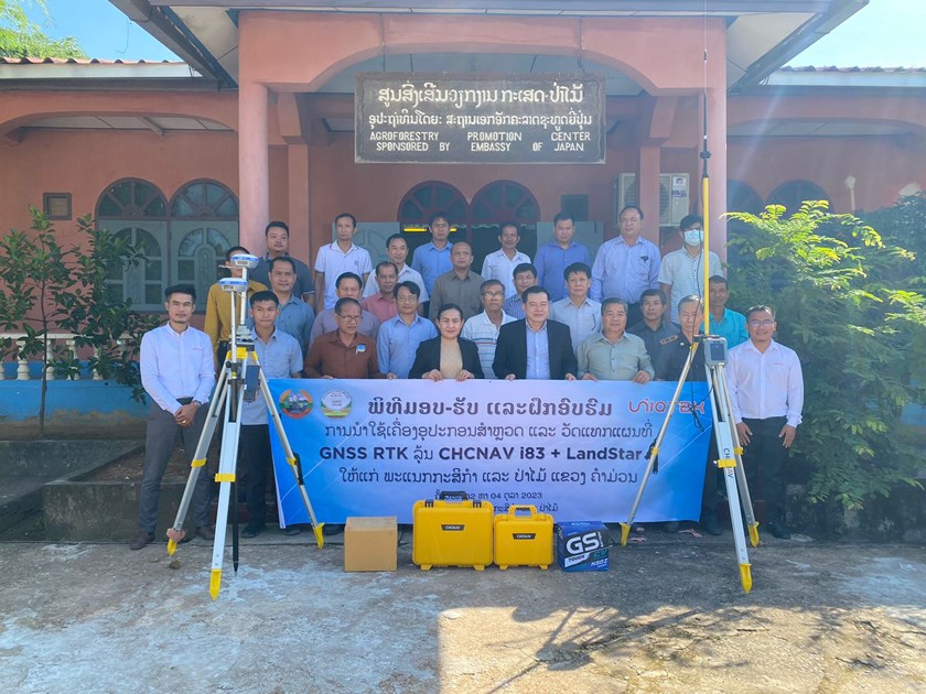 ມອບ-ຮັບເຄື່ອງສໍາຫຼວດ ແລະ ວັດແທກທີ່ດິນ ພ້ອມທັງອົບຮົມການນຳໃຊ້