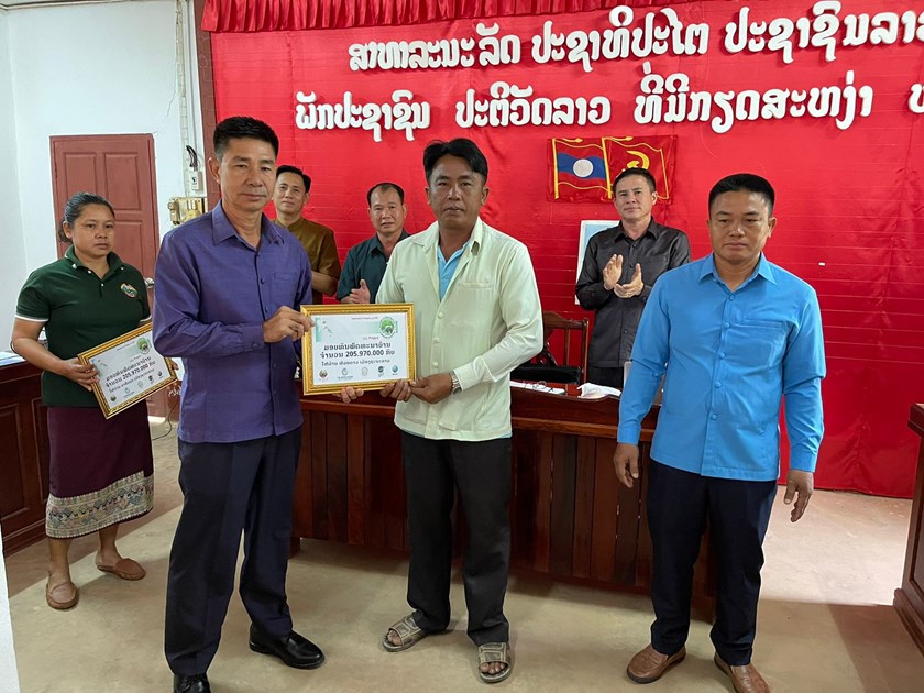 2 ບ້ານ ຂອງເມືອງຊະນະຄາມໄດ້ຮັບເງິນ ກອງທຶນພັດທະນາບ້ານ