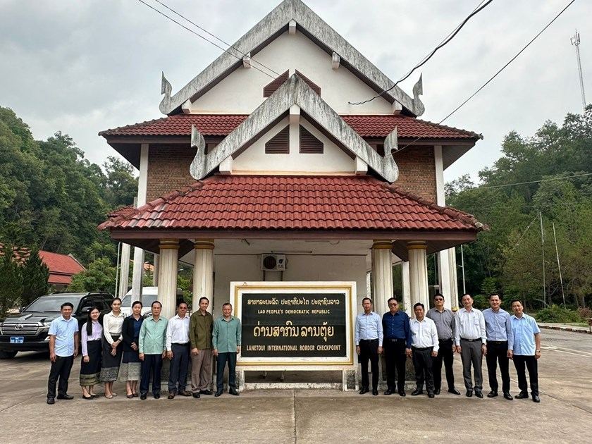 ຮອງ ລມຕ ກະຊວງການຕ່າງປະເທດເຄື່ອນໄຫວເຮັດວຽກ ທີ່ດ່ານສາກົນລານຕຸ້ຍ