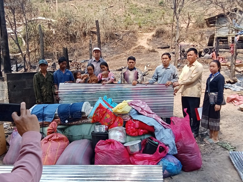 ມອບເຄື່ອງຊ່ວຍເຫຼືອໃຫ້ຄອບຄົວທີ່ປະສົບເຄາະຮ້າຍ ໄຟໄໝ້ເຮືອນ