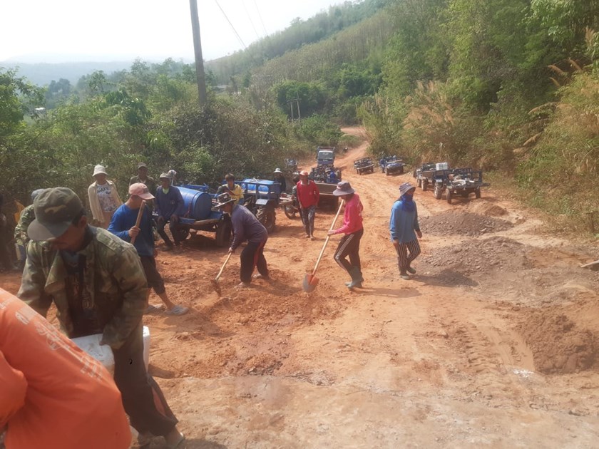 ປະຊາຊົນບ້ານເມືອງຮໍາ ສ້າງຂະບວນການອອກແຮງງານເທທາງເບຕົງ