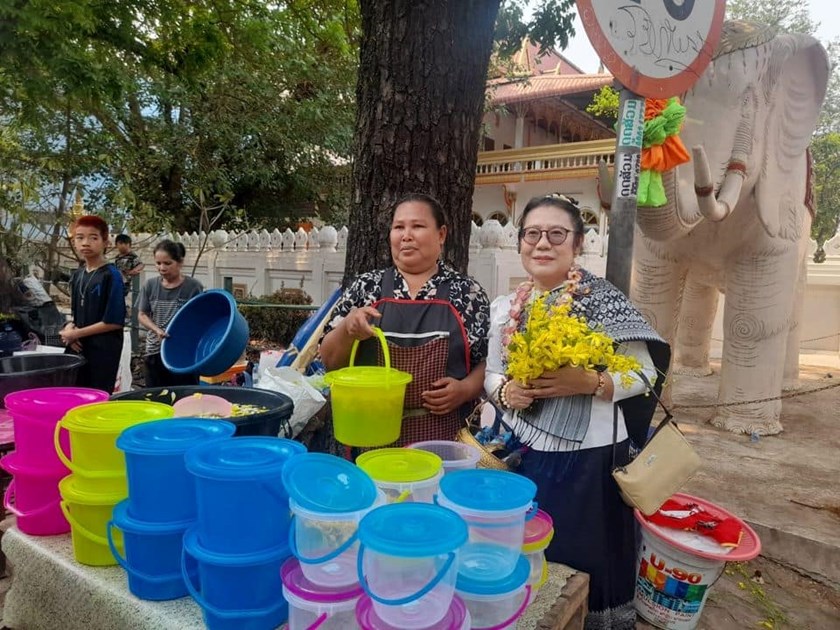 ການຂາຍນໍ້າຫອມຫົດສົງພະພຸດທະຮູບປີໃໝ່ລາວມີບັນຍາກາດຄຶກຄື້ນ