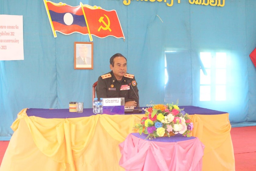 ຫົວໜ້າການເມືອງກອງພັນໃຫຍ່ 202 ພົບປະໂອ້ລົມພະນັກງານ-ນັກຮົບພະແນກການເມືອງ