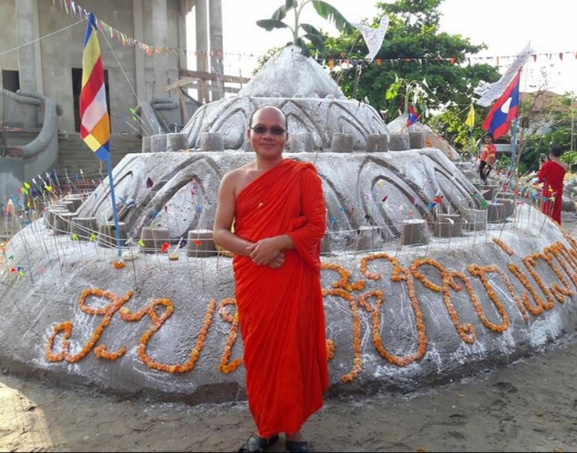 ປະເພນີການຕົບພະທາດເຈດີຊາຍໃນເທດສະການບຸນປີໃໝ່ລາວ