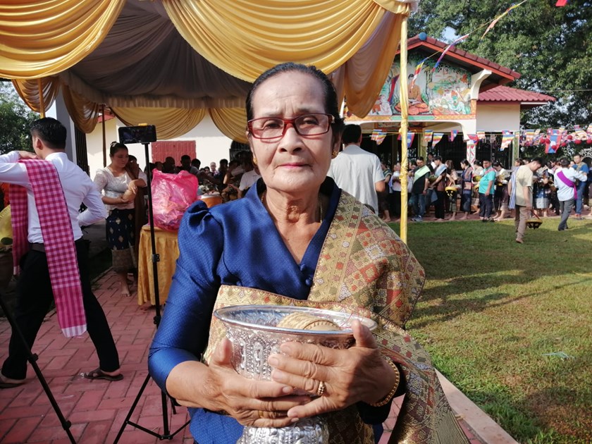 ຊາວພຸດຮ່ວມໃສ່ບາດມື້ອອກພັນສາປະວໍລະນາ ທີ່ວັດໂພນທອງເປັນຈໍານວນຫຼາຍ