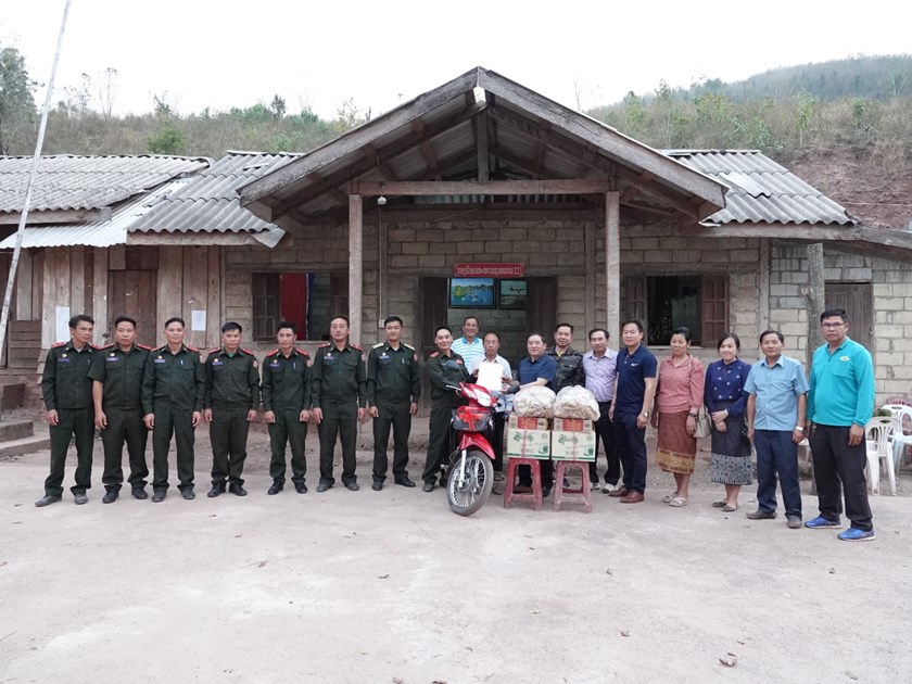 ຊຽງຂວາງມອບລົດຈັກໃຫ້ກອງຮ້ອຍຊາຍແດນ