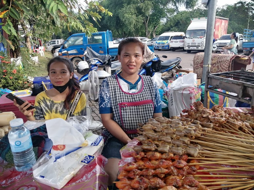 ເຂົ້າຫຼາມ-ປີ້ງໄກ່ ອາຫານສັນຍາລັກໜຶ່ງຂອງງານບຸນປະເພນີລາວ
