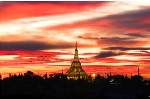 ມຽນມາ ຈັດການແຂ່ງພາຍເຮືອດ້ວຍຂາ ແບບດັ່ງເດີມໃນທະເລສາບອິນເລ