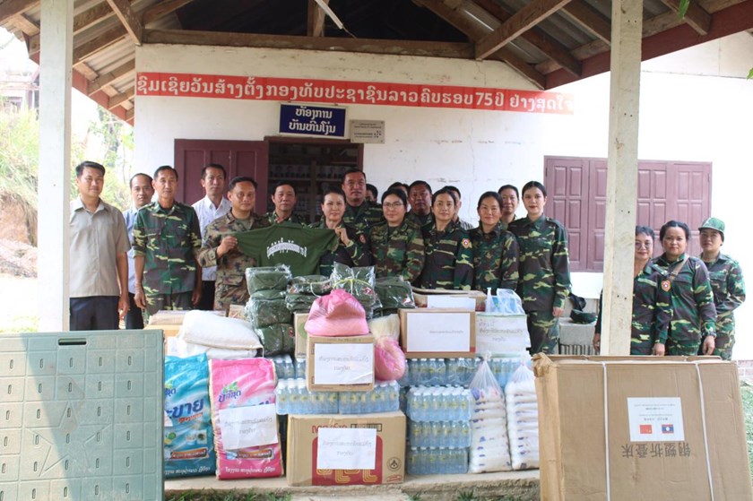 ຫ້ອງການສະຫະພັນແມ່ຍິງກອງທັບມອບເຄື່ອງ ໃຫ້ກອງປະຕິບັດງານ 201