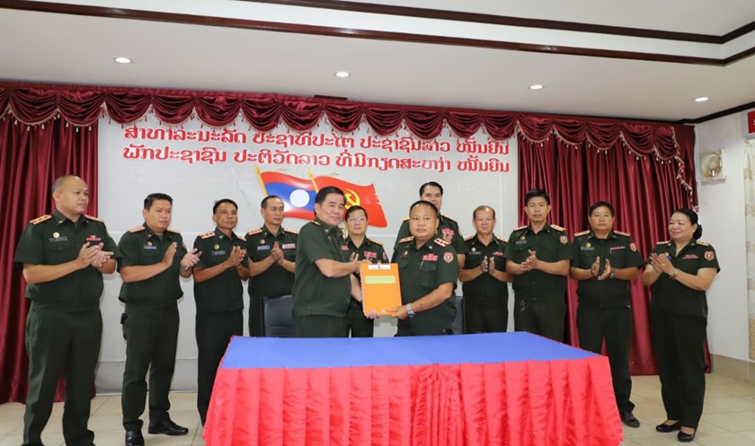 ມອບ - ຮັບໜ້າທີ່ ຫົວໜ້າກອງວາລະສານປ້ອງກັນຊາດ ລະຫວ່າງ ຜູ້ເກົ່າ ແລະ ຜູ້ໃໝ່