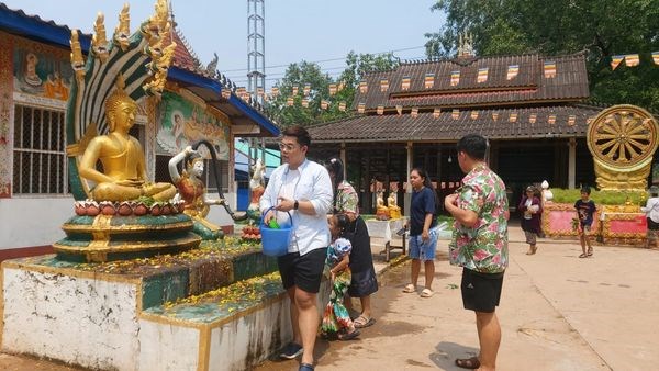 ມວນຊົນຈຳນວນຫຼາຍຮ່ວມຫົດສົງພະພຸດທະຮູບຕາມວັດວາອາຮາມ