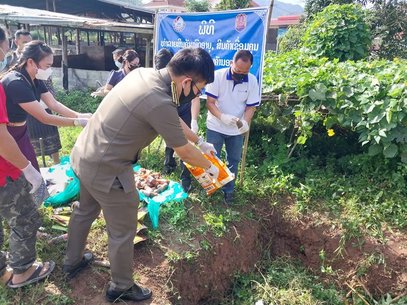 ທຳລາຍສິນຄ້າໝົດອາຍຸ ທີ່ຢຶດໄດ້ໃນເທດສະບານແຂວງອຸດົມໄຊ